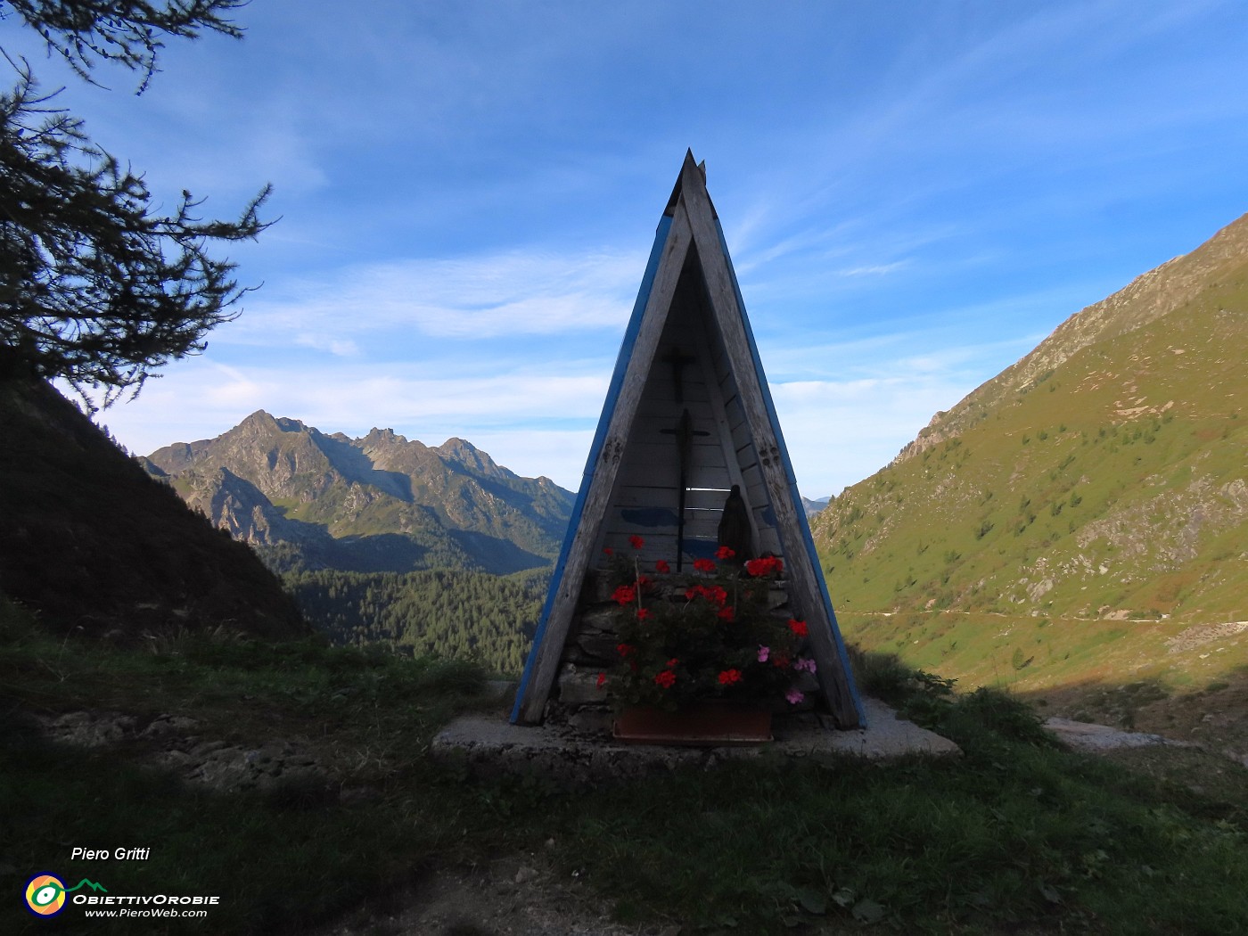 08 Cappelletta del Rif. Longo con vista sulla Valle del Monte Sasso.JPG